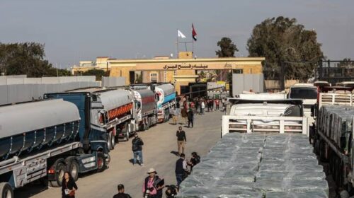 Mbi 550 kamionë ndihma hyjnë në Gaza në ditën e parë të armëpushimit