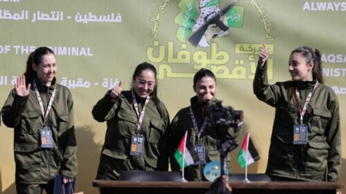 Lirohen 4 ushtaret izrae’lite, shfaqen të buzëqeshura dhe përshëndesin palestine’zët