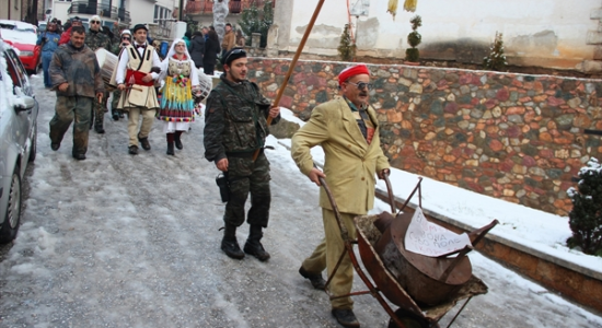 (VIDEO) Sela “sulmohet” sërish për vdekje, Karnavali i Vevçanit ironizon