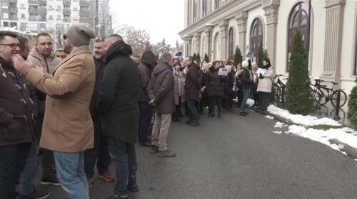 (VIDEO) Protesta e institucioneve publike nxit reagime nga pushteti dhe opozita