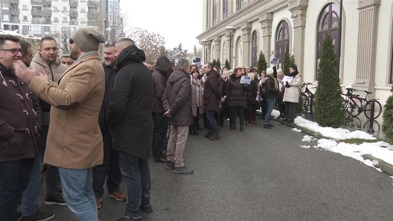 (VIDEO) Protesta e institucioneve publike nxit reagime nga pushteti dhe opozita