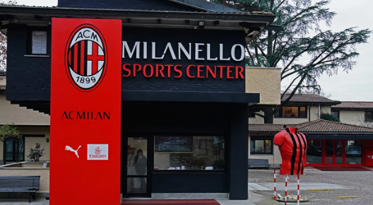 Situata jo e qetë në “Milanello”, drejtuesit e Milanit ballafaqohen me lojtarët