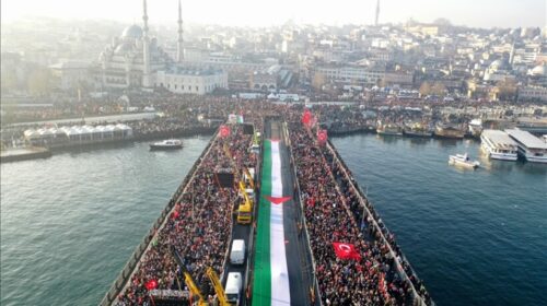 Dhjetëra mijëra njerëz mblidhen në Istanbul në ditën e parë të Vitit të Ri në mbështetje të Palestinës