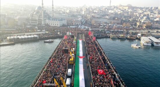 Dhjetëra mijëra njerëz mblidhen në Istanbul në ditën e parë të Vitit të Ri në mbështetje të Palestinës