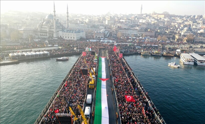 Dhjetëra mijëra njerëz mblidhen në Istanbul në ditën e parë të Vitit të Ri në mbështetje të Palestinës