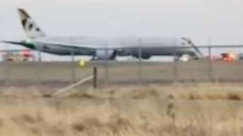 Aeroplani ndërpret ngritjen “pasi rrotat shpërthejnë në flakë” në një pistë në Australi