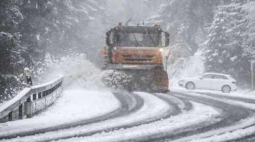 Ndalesë për qarkullim në disa rrugë për shkak reshjeve të borës, apelohet për kujdes