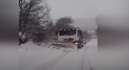 (VIDEO) Institucionet kanë nënshkruar tenderë miliona eurosh për mirëmbajtjen e rrugëve