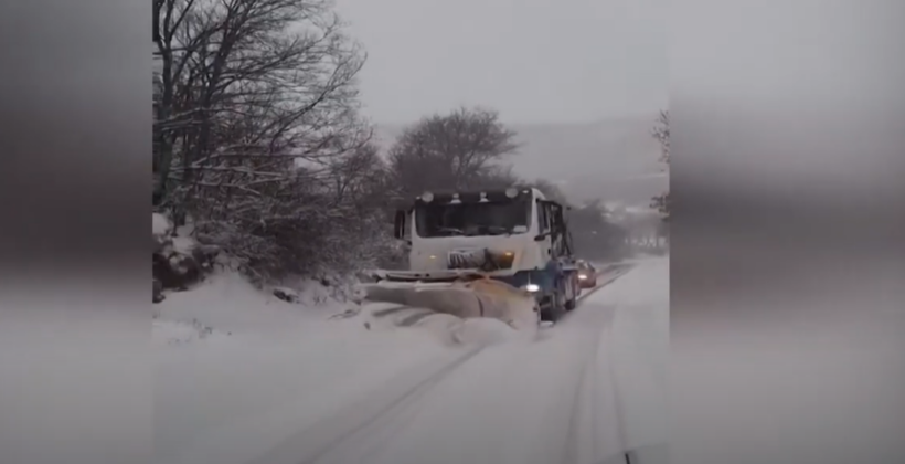 (VIDEO) Institucionet kanë nënshkruar tenderë miliona eurosh për mirëmbajtjen e rrugëve