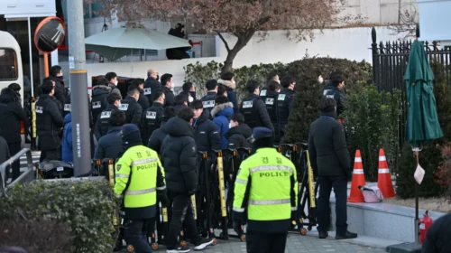 Hetuesit e Koresë së Jugut pezullojnë përpjekjet për të arrestuar presidentin pas një përplasjeje dramatike