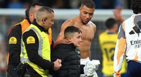 Vogëlushi shqiptar “driblon” sigurimin në Santiago Bernabéu dhe merr fanellën e Mbappé!