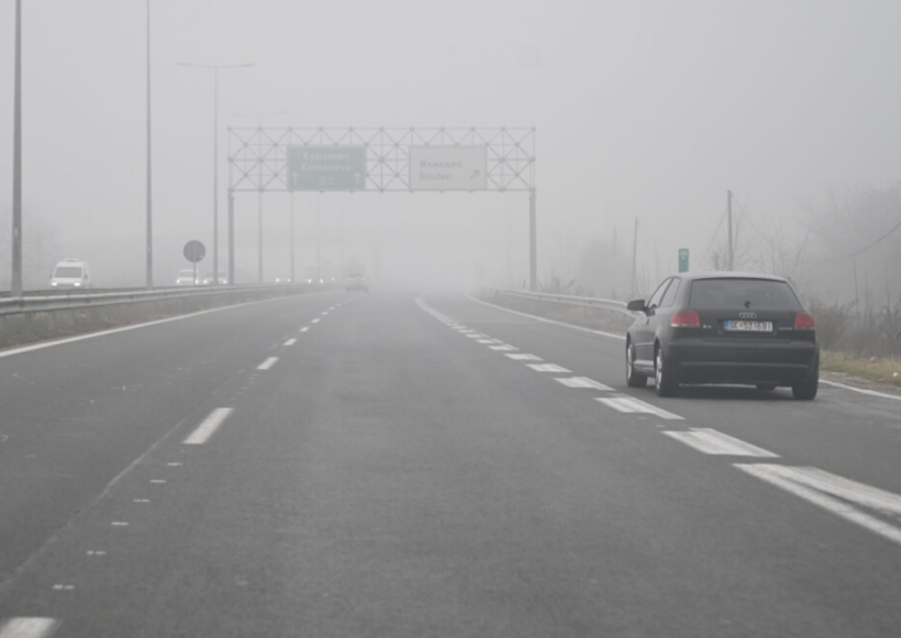 Trafiku zhvillohet në kushte dimri, nëpër vende me rrugë të lagështa, mjegull në shumë akse rrugore