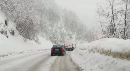 Vijon valë e të ftohtit dhe reshjeve të borës, QMK apelon për përgatitje adekuate dhe ndjekjen e parashikimit të motit para se të udhëtohet