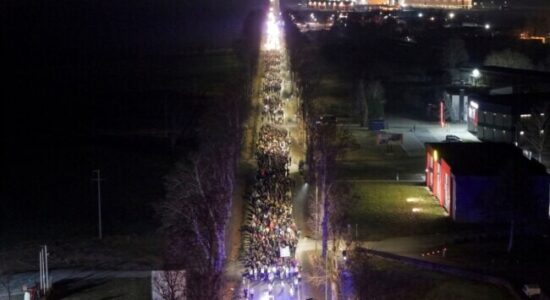 Studentët protestues serbë vazhdojnë marshin drejt Novi Sadit