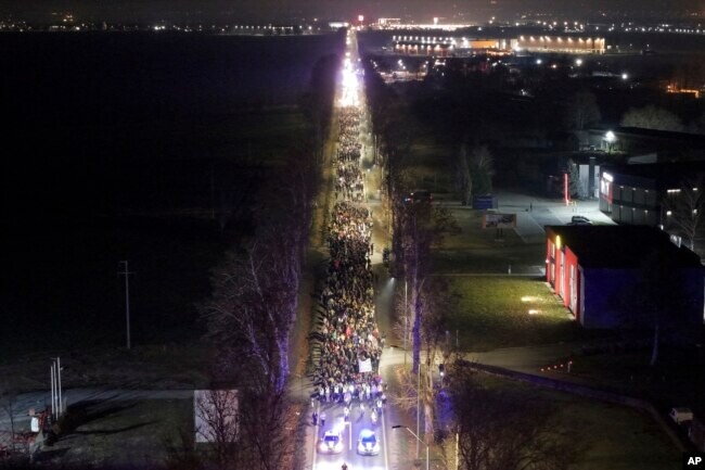 Studentët protestues serbë vazhdojnë marshin drejt Novi Sadit