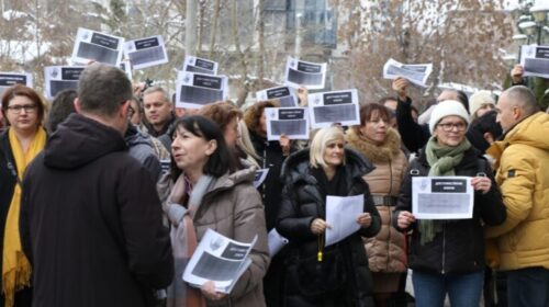 (VIDEO) Protestojnë të punësuarit në disa ministri, kërkojnë rritje pagash për 30%