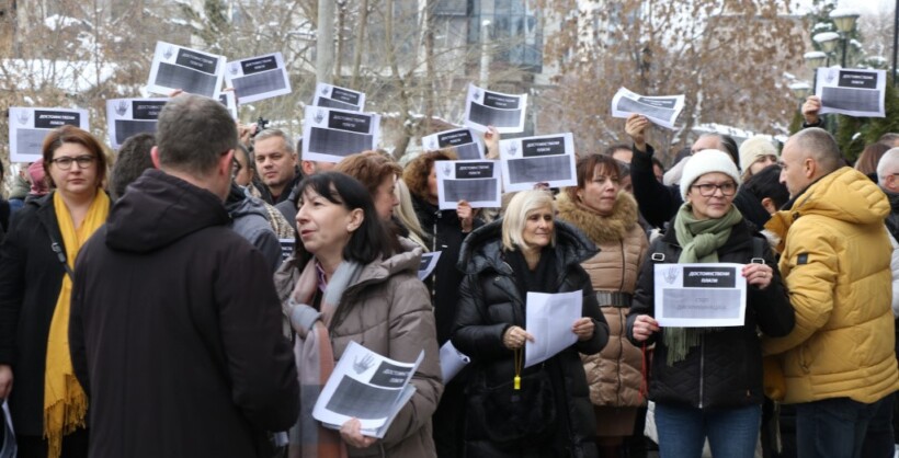 (VIDEO) Protestojnë të punësuarit në disa ministri, kërkojnë rritje pagash për 30%