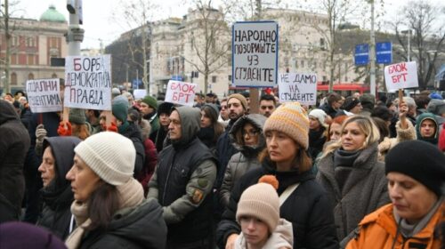 Protestat në Serbi, studentët dhe qytetarët vazhdojnë me bllokimin e trafikut