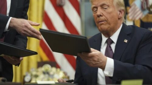 (VIDEO) Në ditën e parë të mandatit Trump nënshkroi vendime sfiduese