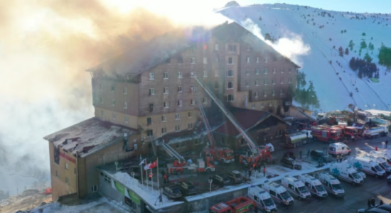 Arrin në 66 numri i të vdekurve nga zjarri në një hotel në Turqi