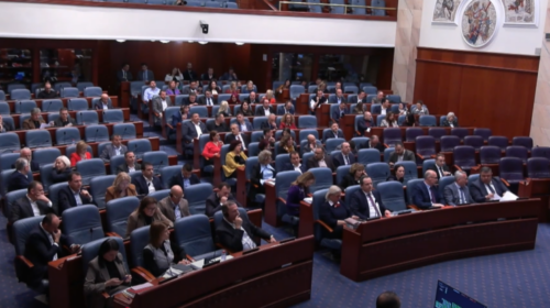 (VIDEO) Deputetët nuk votuan për heqjen e shqipes nga ambalazhet e produkteve