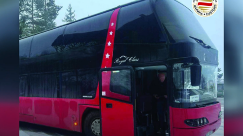 (VIDEO) Doganat sekuestruan një autobus me targa të Kosovës