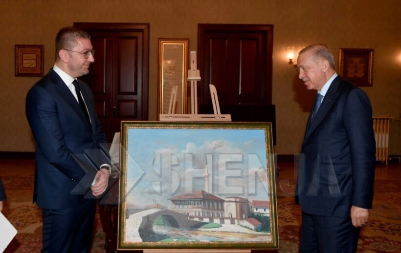 (FOTO) Mickoski i dhuron Presidentit Erdogan pikturë me Xhaminë e Larme