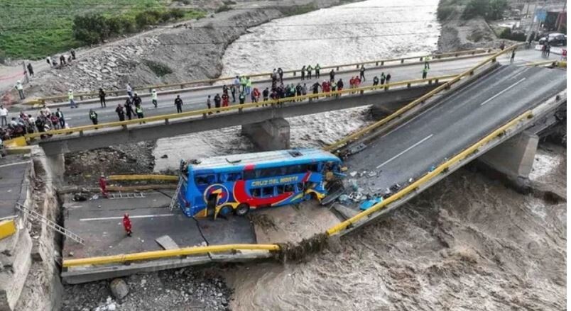 Dy të vdekur dhe 41 të plagosur nga shembja e urës në veri të Perusë