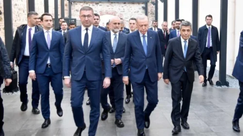 (VIDEO) Mickoski dhe Mexhiti në takim me Erdoganin, nënshkruhet deklarata për themelimin e Këshillit për Bashkëpunim
