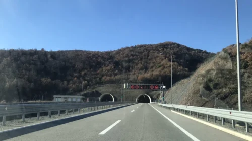 Komunikacioni në rrugë po zhvillohet në kushte dimërore, pa ndërprerje dhe nëpër rrugë kryesisht të thata