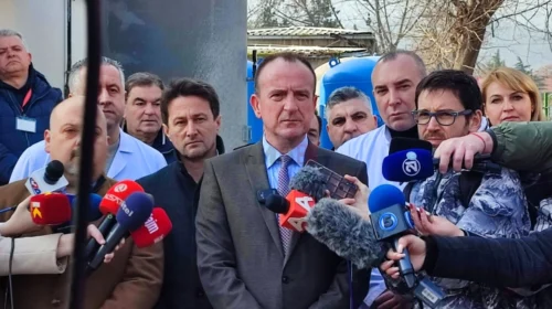 (VIDEO) Taravari paralajmëroi 1 200 punësime të reja në shëndetësi