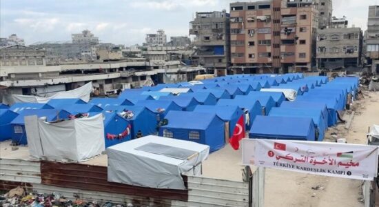 Gjysmëhëna e Kuqe Turke po ngre kampe në Gaza me tenda që ka siguruar nga AFAD-i