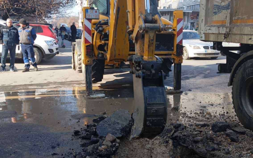 Vazhdon sanimi i defektit në “Xhon Kenedi”, edhe disa orë nuk do të ketë ujë!