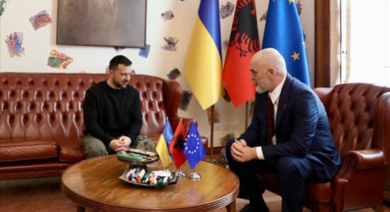 Rama zhvillon bisedë telefonike me Zelenskyyn, falënderon për mbështetjen ndaj Ukrainës