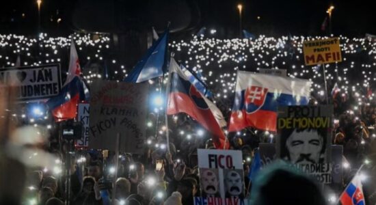 Bratislavë, mijëra protestues kërkojnë dorëheqjen e kryeministrit sllovak