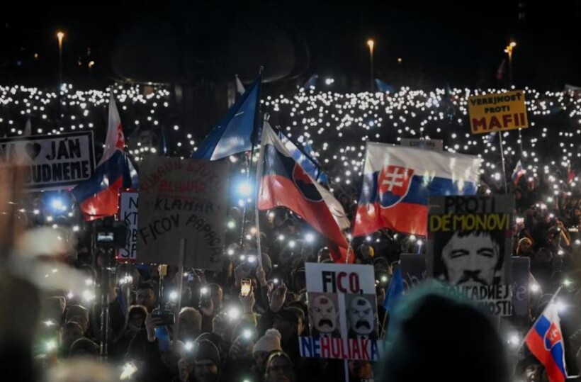 Bratislavë, mijëra protestues kërkojnë dorëheqjen e kryeministrit sllovak