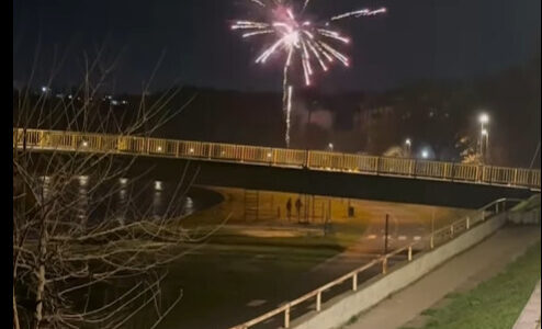 Arrestohen dy të rinj në Shkup, kanë ndezur fishekzjarrë në ditë zie