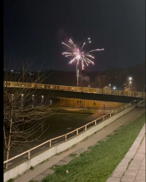 Arrestohen dy të rinj në Shkup, kanë ndezur fishekzjarrë në ditë zie