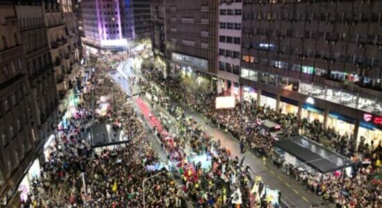 Mijëra njerëz tashmë janë në rrugët e Beogradit – Vuçiqin e presin protestat masive