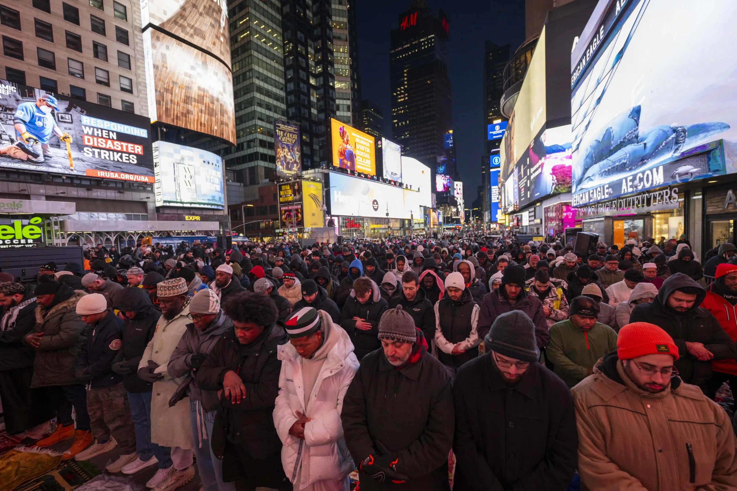 Myslimanët falin namazin e teravisë në sheshin “Times” në New York