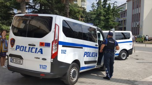 Shfrytëzonte dy motrat për prosticion, njëra prej tyre e mitur, arrestohet 19 vjeçarja në Berat