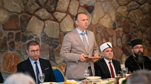 Kryeparlamentari Gashi organizon iftar të përbashkët me liderët politikë dhe fetarë