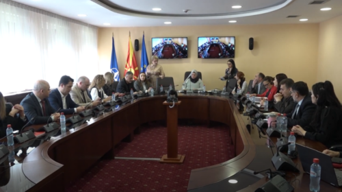 (VIDEO) Ligji i Branitellëve bllokoi sërish Komisionin