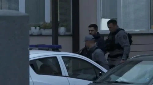 Kreshnik Bekteshi me pranga në duar, dërgohet në gjykatë