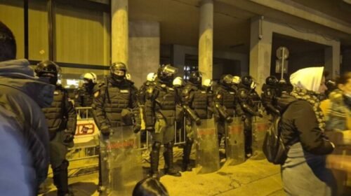 Policia serbe rrahu studentët e Novi Sadit që bllokuan Bashkinë rreth mesnatës
