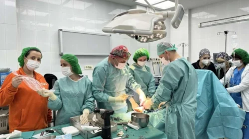 MSH: Janë kryer dy transplantime – një në deformitetin e këmbës dhe tjetri në ligamentin e përparmë kryqëzues të gjurit