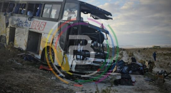 33 të vdekur dhe dhjetëra të plagosur pas përplasjes së dy autobusëve në Bolivi