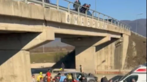 Një person e ka humbur jetën, ndërsa dy janë lënduar rëndë në autostradën Tetovë-Gostivar