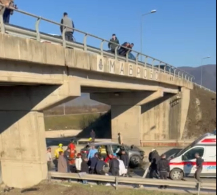 Një person e ka humbur jetën, ndërsa dy janë lënduar rëndë në autostradën Tetovë-Gostivar