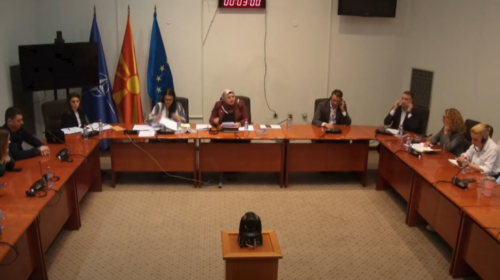 (VIDEO) Ligji i branitellave, rikthehen tensionet në komisionin për politikë sociale, demografi dhe rini